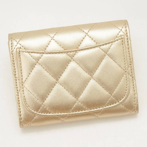 シャネル(Chanel) ラムスキン マトラッセ 二つ折り財布 A31504