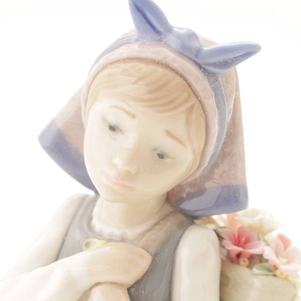 インテリア小物リヤドロ　お花を持つ女の子　陶器人形