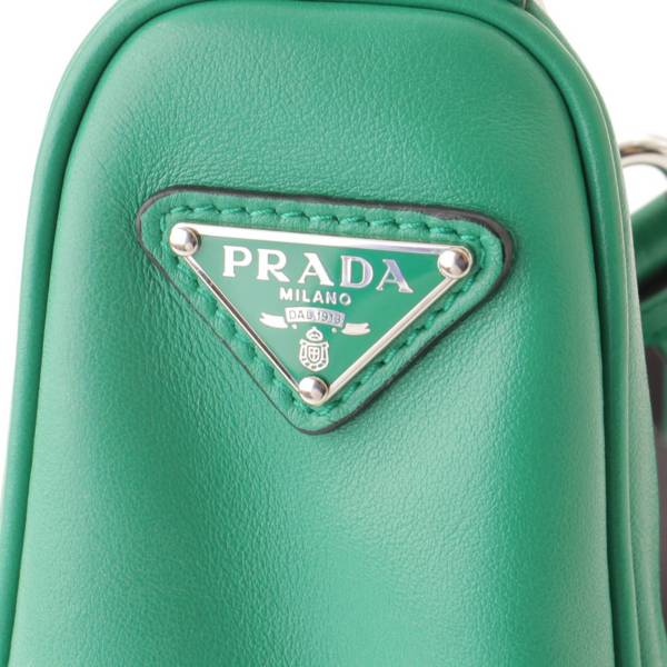 プラダ(Prada) トライアングル エンボスロゴ レザー ショルダーバッグ